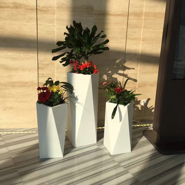 玻璃鋼室內(nèi)烤漆菱形落地式花器