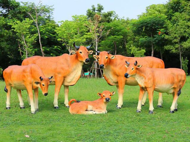 戶(hù)外公園仿真玻璃鋼黃牛雕塑