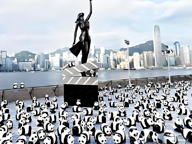 香港街頭的萌趣風(fēng)景線，玻璃鋼大熊貓雕塑