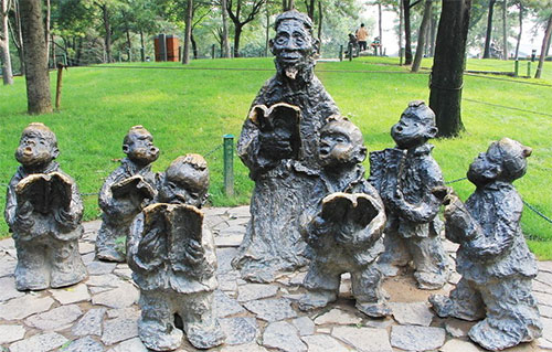 學(xué)校玻璃鋼讀書(shū)雕塑